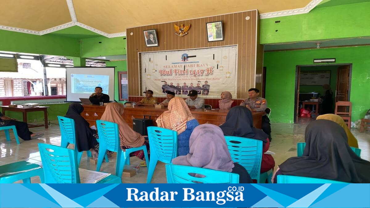 Personel Polsek Laren memantau penyaluran Bantuan Stimulan Perumahan Swadaya (BSPS) di Balai Desa Durikulon, Kecamatan Laren, Lamongan, Rabu (15/7/2026). (Foto Dok Ho/RadarBangsa.co.id)