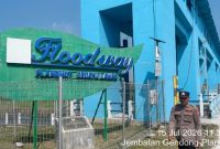 Petugas jaga Polsek Laren melakukan pemantauan ketinggian air di Floodway Bengawan Solo, Rabu (15/7/2026), guna memastikan kebutuhan air petani tetap tercukupi. (Foto Dok Ho/RadarBangsa.co.id)