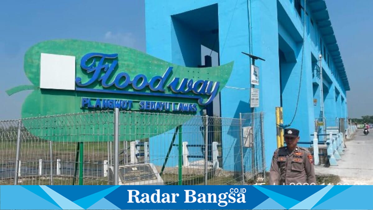 Petugas jaga Polsek Laren melakukan pemantauan ketinggian air di Floodway Bengawan Solo, Rabu (15/7/2026), guna memastikan kebutuhan air petani tetap tercukupi. (Foto Dok Ho/RadarBangsa.co.id)