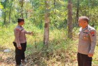 Petugas kepolisian melakukan patroli dan edukasi pencegahan Karhutla di kawasan hutan Desa Gampangsejati, Selasa (28/7/2026). (Foto Dok Ho/RadarBangsa.co.id)