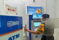Anggota Polsek Laren melakukan patroli obyek vital untuk pengawasan dan antisipasi kejahatan perbankan. Senin, 6 Juli 2026  (Foto Dok Ho/RadarBangsa.co.id)