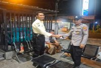 Personel Polsek Laren melakukan patroli rutin di kawasan bank, swalayan, dan perkantoran untuk menjaga situasi kamtibmas tetap kondusif, Selasa (7/7/2026). (Foto Dok Ho/RadarBangsa.co.id)