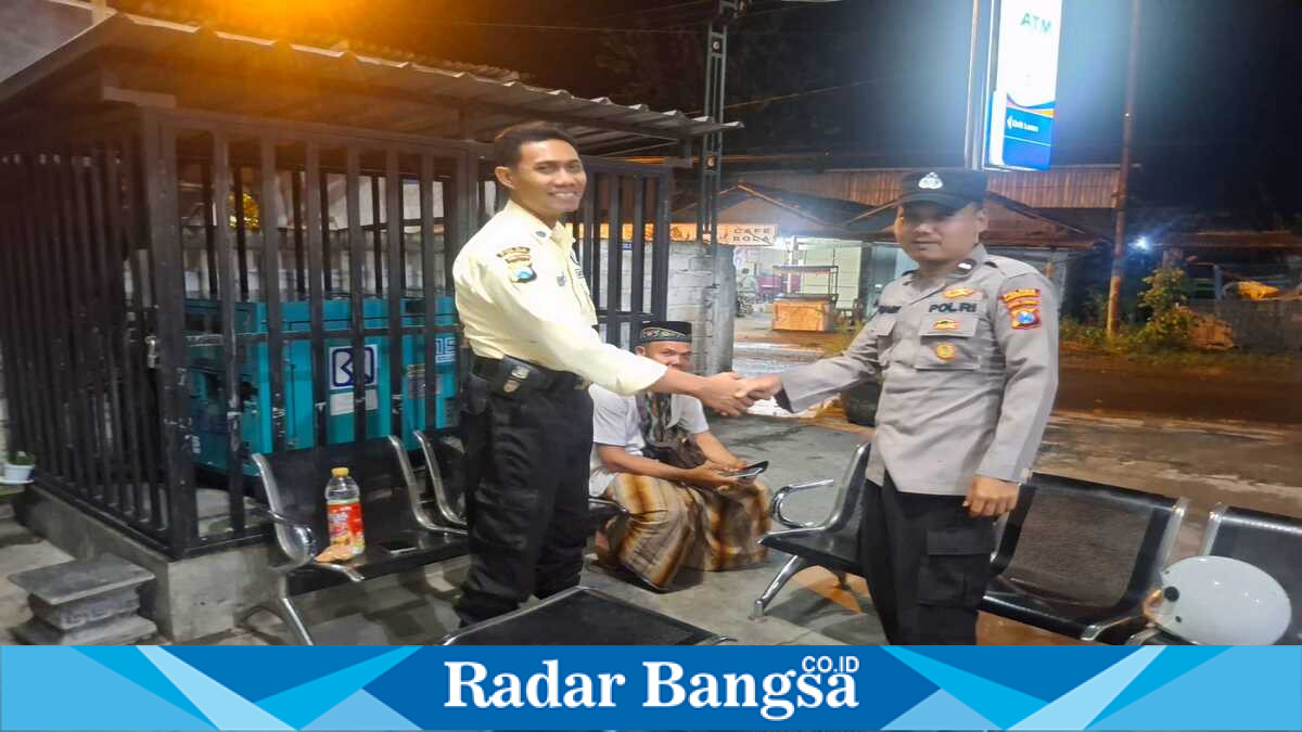 Personel Polsek Laren melakukan patroli rutin di kawasan bank, swalayan, dan perkantoran untuk menjaga situasi kamtibmas tetap kondusif, Selasa (7/7/2026). (Foto Dok Ho/RadarBangsa.co.id)