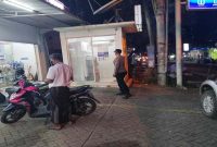 Personel Polsek Laren melakukan pengawasan di mesin ATM sebagai upaya mengantisipasi kejahatan perbankan di wilayah Laren, Sabtu (11/7/2026). (Foto Dok Ho/RadarBangsa.co.id)