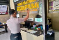 Personel Polsek Laren membersihkan dan menata lingkungan Mako pada Kamis (2/7/2026) guna menciptakan pelayanan publik yang nyaman. (Foto Dok Ho/RadarBangsa.co.id)
