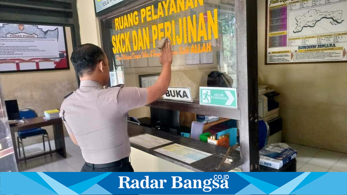 Personel Polsek Laren membersihkan dan menata lingkungan Mako pada Kamis (2/7/2026) guna menciptakan pelayanan publik yang nyaman. (Foto Dok Ho/RadarBangsa.co.id)