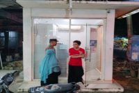 Personel Polsek Laren melaksanakan patroli malam di ATM BRI Unit Laren, SR Mart, dan ATM BNI Laren, Sabtu (25/7/2026). (Foto Dok Ho/RadarBangsa.co.id)
