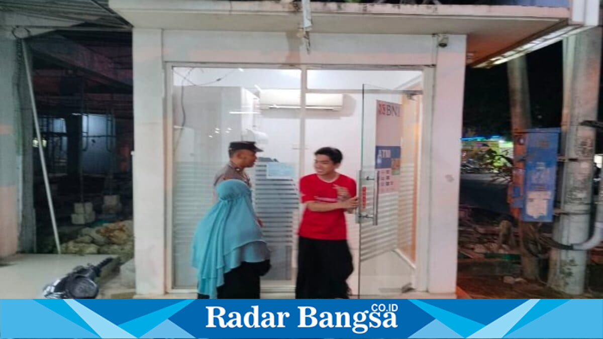 Personel Polsek Laren melaksanakan patroli malam di ATM BRI Unit Laren, SR Mart, dan ATM BNI Laren, Sabtu (25/7/2026). (Foto Dok Ho/RadarBangsa.co.id)