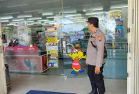Petugas Polsek Laren mengecek sistem keamanan dan CCTV di ATM BRI Unit Laren, ATM BNI Laren, serta SR Mart, Selasa, 14 Juli 2026. (Foto Dok Ho/RadarBangsa.co.id)