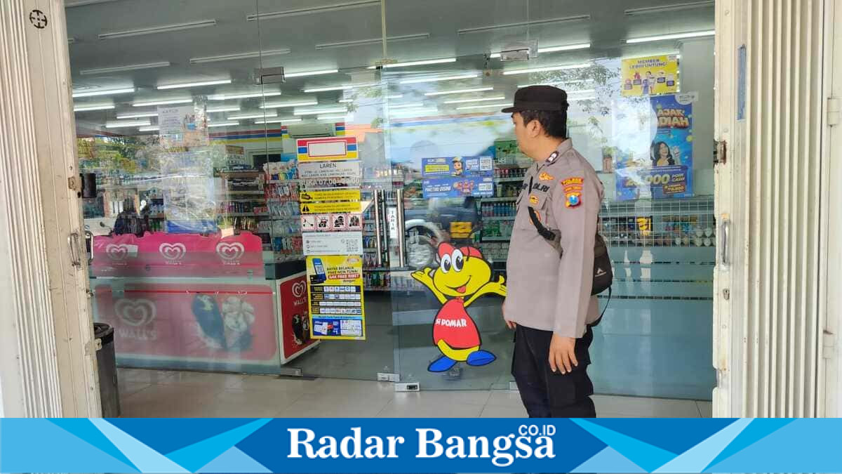 Petugas Polsek Laren mengecek sistem keamanan dan CCTV di ATM BRI Unit Laren, ATM BNI Laren, serta SR Mart, Selasa, 14 Juli 2026. (Foto Dok Ho/RadarBangsa.co.id)