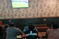 Personel Polsek Tikung melakukan pengamanan kegiatan nonton bareng perempat final Piala Dunia Spanyol melawan Belgia di Warkop Riskopi, Bakalanpule, Sabtu dini hari (11/7/2026). (Foto Dok Ho/RadarBangsa.co.id)