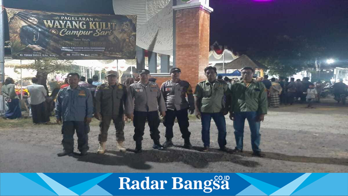 Petugas gabungan mengamankan kegiatan wayang kulit dan campursari dalam rangka Sedekah Bumi di Dusun Kacangan, Desa Dukuhagung, Kecamatan Tikung, Lamongan, Rabu (1/7/2026). (Foto Dok Ho/RadarBangsa.co.id)