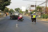 Personel Polsek Tikung mengatur arus lalu lintas saat Commander Wish Pagi di Simpang Tiga Tikung, Lamongan, Rabu (29/7/2026). (Foto Dok Ho/RadarBangsa.co.id)