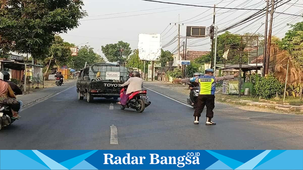 Personel Polsek Tikung mengatur arus lalu lintas saat Commander Wish Pagi di Simpang Tiga Tikung, Lamongan, Rabu (29/7/2026). (Foto Dok Ho/RadarBangsa.co.id)