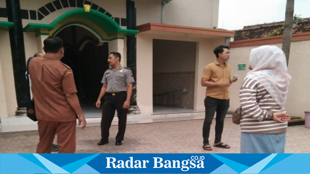 Personel Polsek Tikung melaksanakan patroli dialogis dan menyampaikan pesan kamtibmas kepada warga di Kecamatan Tikung, Senin (27/7/2026). (Foto Dok Ho/RadarBangsa.co.id)