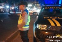 Personel Polsek Tikung melaksanakan patroli Blue Light pada Jumat, 3 Juli 2026, di sejumlah jalur perbatasan untuk mengantisipasi gangguan kamtibmas. (Foto Dok Ho/RadarBangsa.co.id)