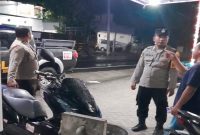 Anggota Polsek Tikung melaksanakan patroli dialogis di Alfamart dan Klinik Medika Prima Tikung, Minggu (26/7/2026). (Foto Dok Ho/RadarBangsa.co.id)