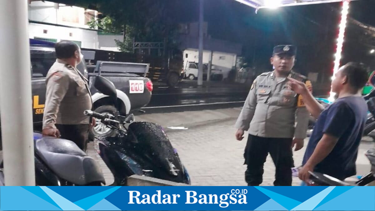 Anggota Polsek Tikung melaksanakan patroli dialogis di Alfamart dan Klinik Medika Prima Tikung, Minggu (26/7/2026). (Foto Dok Ho/RadarBangsa.co.id)