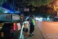 Anggota Polsek Tikung melaksanakan Patroli Blue Light di sejumlah titik perbatasan wilayah pada Minggu malam, 19 Juli 2026. (Foto Dok Ho/RadarBangsa.co.id)