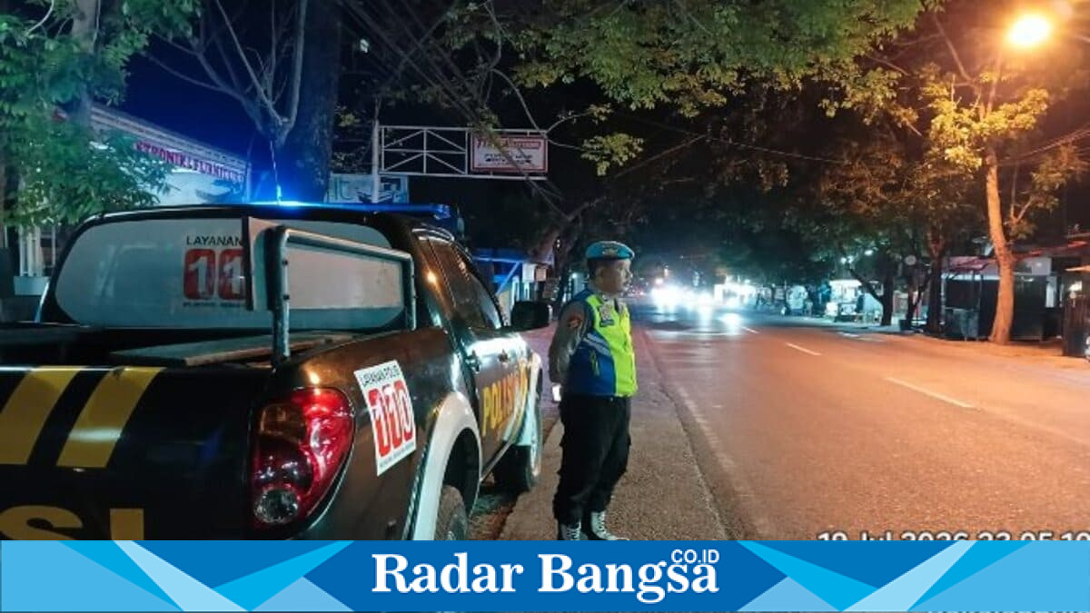 Anggota Polsek Tikung melaksanakan Patroli Blue Light di sejumlah titik perbatasan wilayah pada Minggu malam, 19 Juli 2026. (Foto Dok Ho/RadarBangsa.co.id)