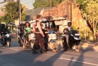 Personel Polsek Tikung melaksanakan Commander Wish Pagi dengan mengatur arus lalu lintas di Simpang Tiga depan Mako Polsek Tikung dan Simpang Tiga Pule, Jumat (31/7/2026). (Foto Dok Ho/RadarBangsa.co.id)