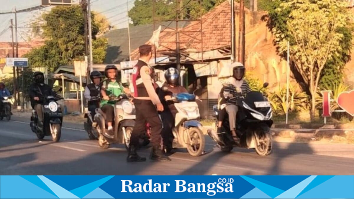 Personel Polsek Tikung melaksanakan Commander Wish Pagi dengan mengatur arus lalu lintas di Simpang Tiga depan Mako Polsek Tikung dan Simpang Tiga Pule, Jumat (31/7/2026). (Foto Dok Ho/RadarBangsa.co.id)