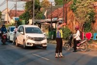 Personel Polsek Tikung melaksanakan pengaturan arus lalu lintas di Simpang Tiga Mako Polsek Tikung dan Simpang Tiga Pule, Senin (19/7/2026). (Foto Dok Ho/RadarBangsa.co.id)