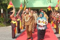 Bupati Lamongan Yuhronur Efendi meninjau pelaksanaan MPLS Ramah di SMPN 1 Tikung, Senin (13/7/2026). (Foto Dok Ho/RadarBangsa.co.id)