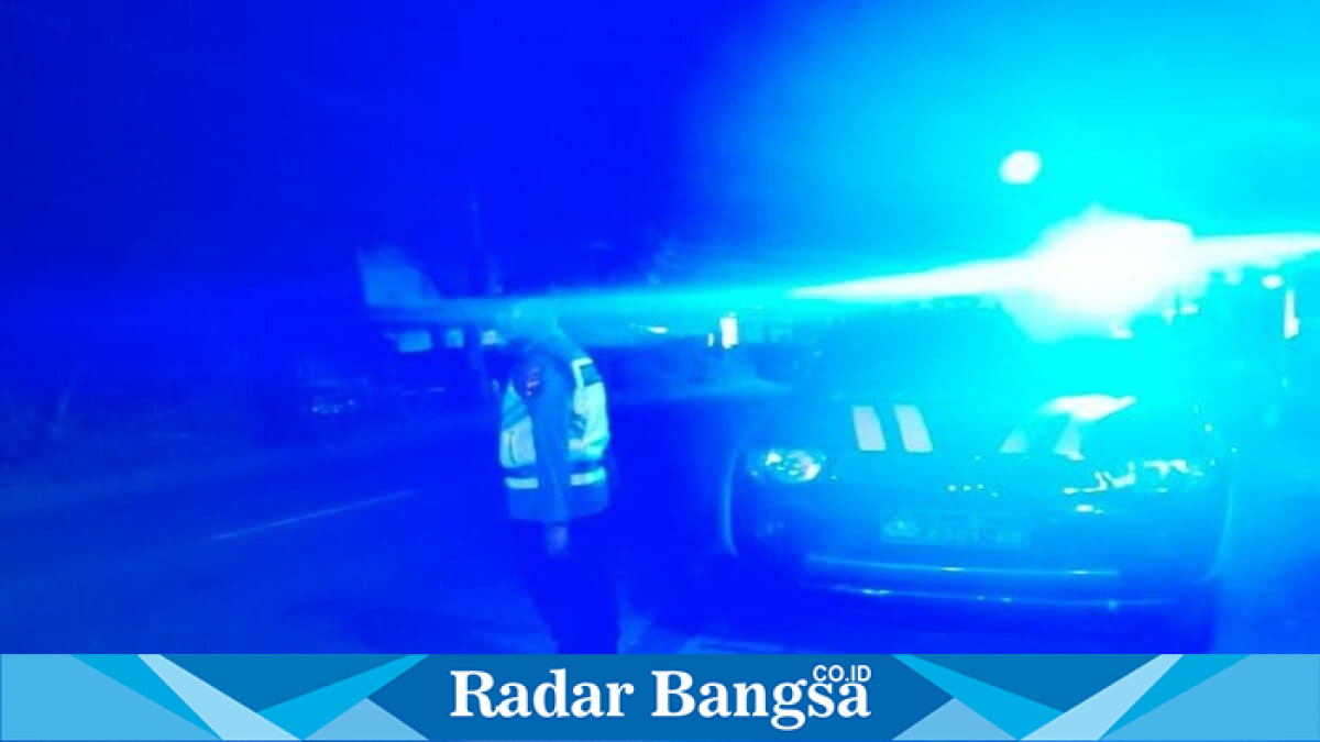 Personel Polsek Tikung menggelar patroli Blue Light di jalur perbatasan Kecamatan Tikung pada Minggu, 5 Juli 2026, guna mengantisipasi kriminalitas dan gangguan kamtibmas. (Foto Dok Ho/RadarBangsa.co.id)