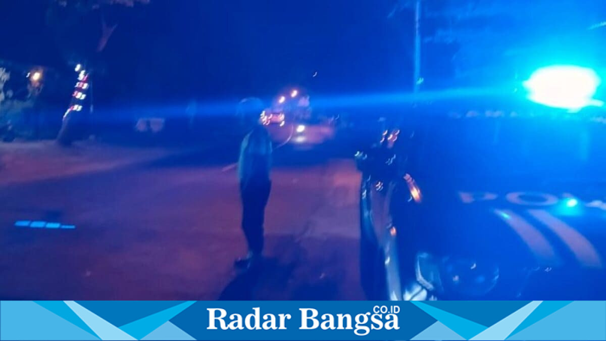 Personel Polsek Tikung menggelar Patroli Blue Light di sejumlah titik rawan untuk mengantisipasi kriminalitas dan balap liar, Jumat malam (10/7/2026). (Foto Dok Ho/RadarBangsa.co.id)