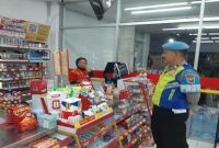 Anggota Polsek Tikung melaksanakan patroli dialogis di minimarket wilayah Kecamatan Tikung, Minggu malam, 19 Juli 2026. (Foto Dok Ho/RadarBangsa.co.id)