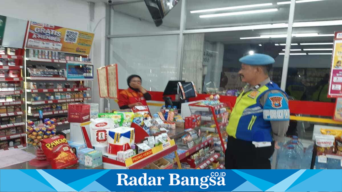 Anggota Polsek Tikung melaksanakan patroli dialogis di minimarket wilayah Kecamatan Tikung, Minggu malam, 19 Juli 2026. (Foto Dok Ho/RadarBangsa.co.id)