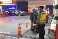 Personel Polsek Tikung melakukan patroli objek vital di SPBU, perbankan, Pasar Tikung, dan Masjid Namira pada Kamis malam, 2 Juli 2026. (Foto Dok Ho/RadarBangsa.co.id)