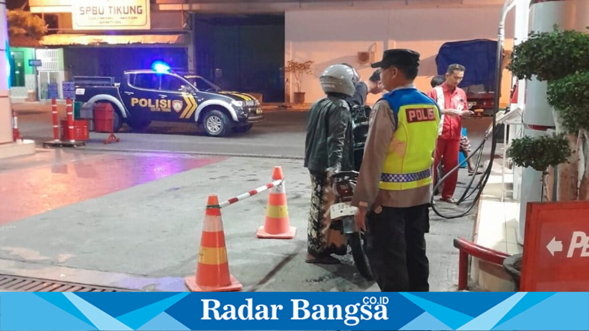 Personel Polsek Tikung melakukan patroli objek vital di SPBU, perbankan, Pasar Tikung, dan Masjid Namira pada Kamis malam, 2 Juli 2026. (Foto Dok Ho/RadarBangsa.co.id)