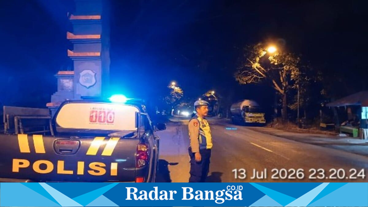 Personel Polsek Tikung menggelar Patroli Blue Light di jalur perbatasan Kecamatan Tikung, Senin (13/7/2026) malam. (Foto Dok Ho/RadarBangsa.co.id)