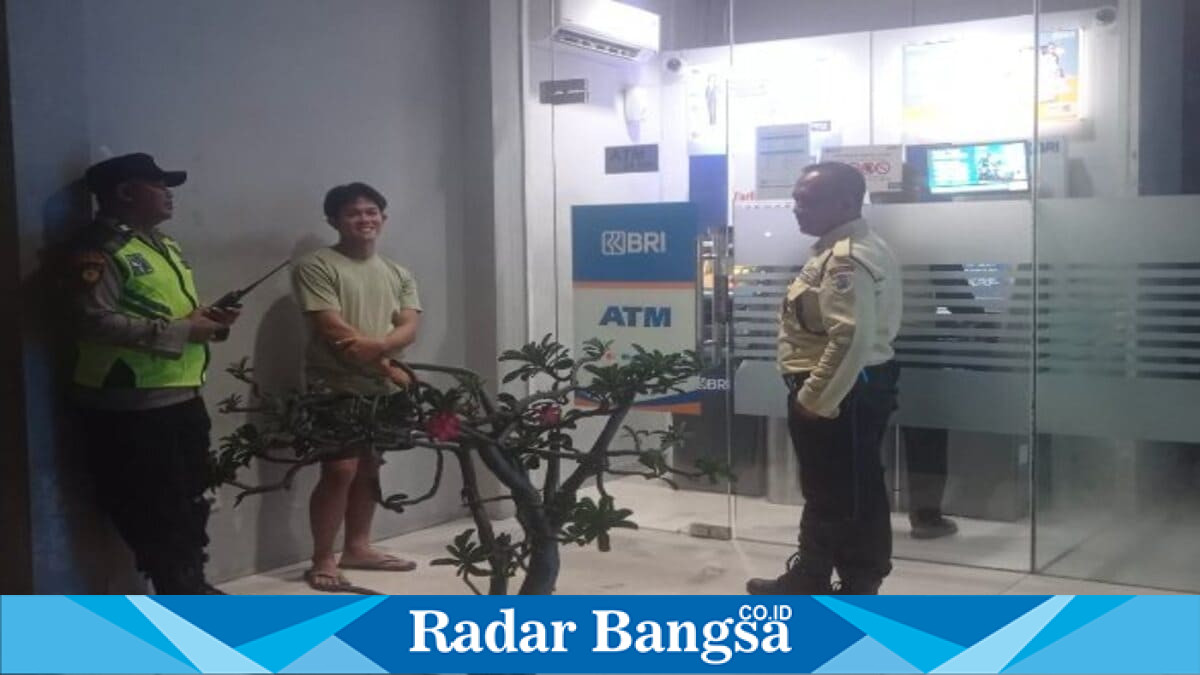 Personel Polsek Tikung melakukan patroli objek vital di sejumlah fasilitas publik di Kecamatan Tikung, Senin (13/7/2026) malam. (Foto Dok Ho/RadarBangsa.co.id)