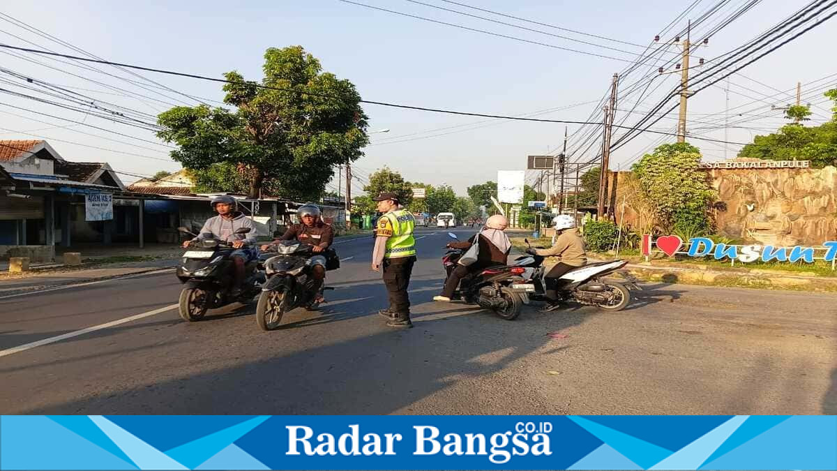 Personel Polsek Tikung mengatur arus lalu lintas dalam kegiatan Commander Wish di Simpang Tiga Mapolsek Tikung dan Simpang Tiga Pule, Kamis (2/7/2026) pagi. (Foto Dok Ho/RadarBangsa.co.id)