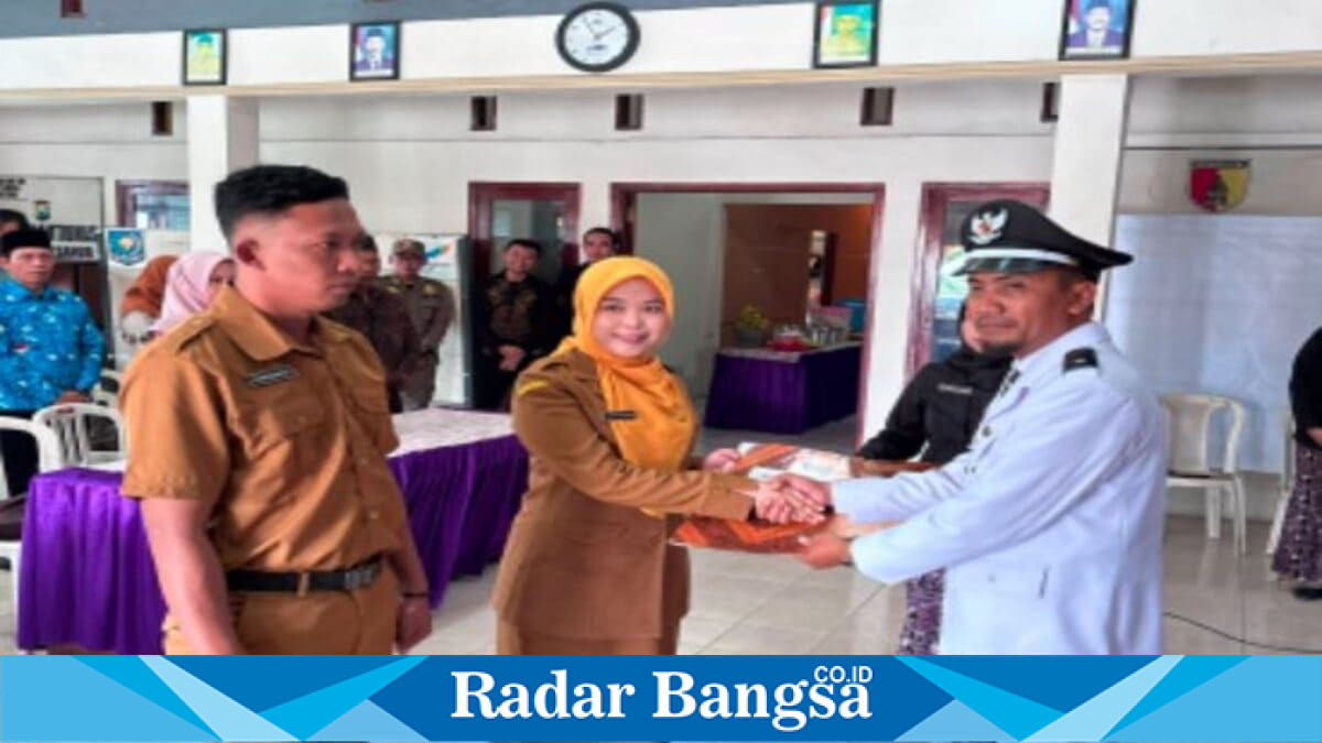 Dua perangkat Desa Jotosanur resmi dilantik dalam prosesi di Balai Desa Jotosanur, Kamis (30/7/2026). (Foto Dok Ho/RadarBangsa.co.id)