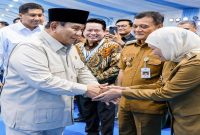 Presiden Prabowo Subianto berjabat tangan dengan Gubernur Jawa Timur Khofifah Indar Parawansa di sela Akad Massal KPR Sejahtera di Batang, Jawa Tengah, Kamis (30/7/2026). (Foto Dok Ho/RadarBangsa.co.id)