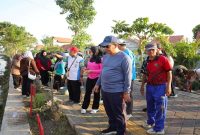 Wali Kota Probolinggo Aminuddin bersama warga menanam bunga bougenville di kawasan Gladak Serang, Minggu (5/7/2026), sebagai bagian dari program Probolinggo Bersolek. (Foto Dok Ho/RadarBangsa.co.id)