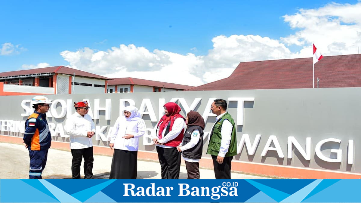 Gubernur Jawa Timur Khofifah Indar Parawansa meninjau fasilitas Sekolah Rakyat Terintegrasi 1 Banyuwangi, Sabtu (18/7/2026). (Foto Dok Ho/RadarBangsa.co.id)
