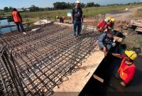 Proses rehabilitasi Jembatan Rowogempol di Desa Rowogempol, Kecamatan Lekok, Kabupaten Pasuruan, Jumat (3/7/2026), ditargetkan rampung pada 22 Agustus 2026. (Foto Dok Ho/RadarBangsa.co.id)