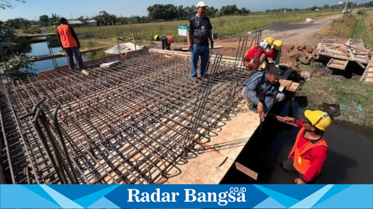 Proses rehabilitasi Jembatan Rowogempol di Desa Rowogempol, Kecamatan Lekok, Kabupaten Pasuruan, Jumat (3/7/2026), ditargetkan rampung pada 22 Agustus 2026. (Foto Dok Ho/RadarBangsa.co.id)