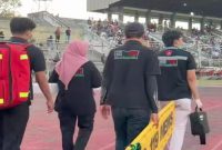 Tim PSC 119 MEMS RSUD H. Moh. Ruslan memberikan dukungan medis saat pertandingan sepak bola PORPROV NTB XII 2026 di GOR Turida, Mataram, Jumat (17/7/2026). (Foto Dok Ho/RadarBangsa.co.id)