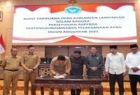 Bupati Lamongan Yuhronur Efendi bersama Ketua DPRD Lamongan Mukhammad Freddy Wahyudi menandatangani persetujuan Raperda Pertanggungjawaban Pelaksanaan APBD 2025 dalam Rapat Paripurna DPRD Lamongan, Senin (6/7/2026). (Foto Dok Ho/RadarBangsa.co.id)