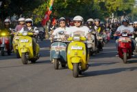 Peserta Lamongan Vespa Day 2026 mengikuti konvoi dalam rangka Hari Jadi Lamongan ke-457, Sabtu, 18 Juli 2026. (Foto Dok Ho/RadarBangsa.co.id)