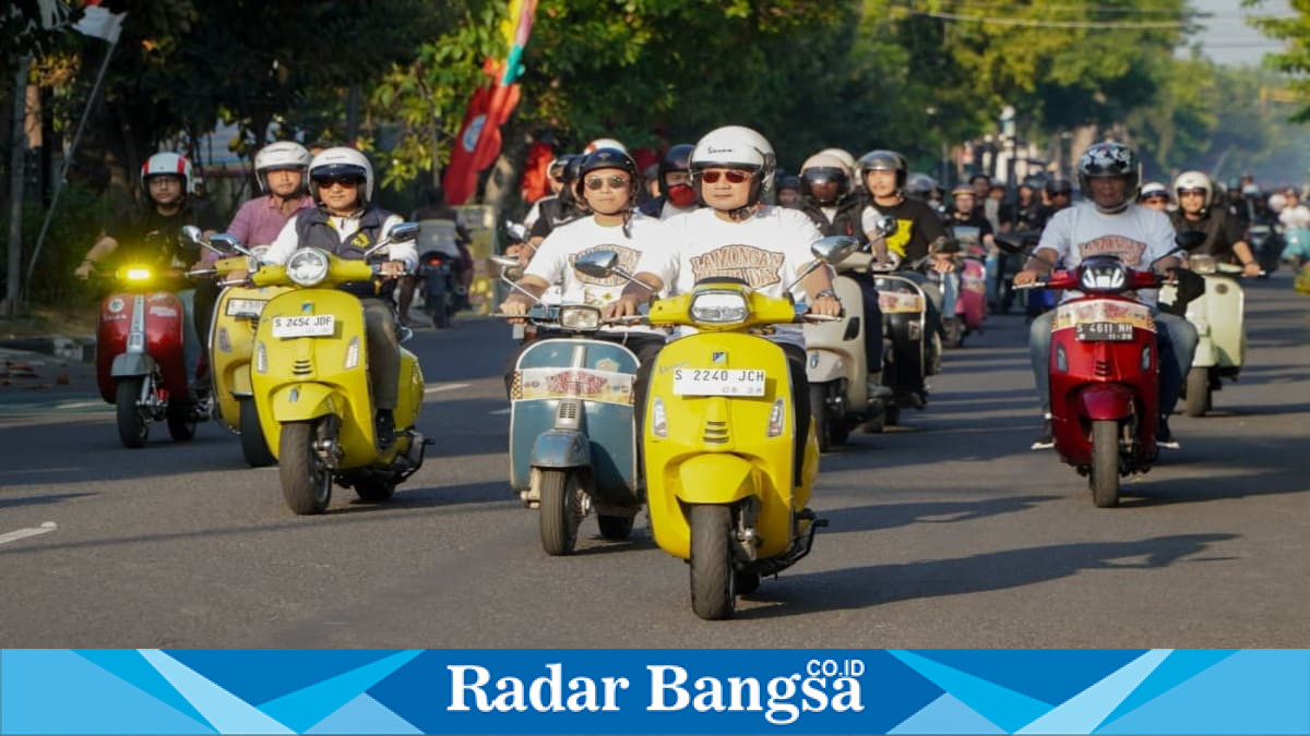 Peserta Lamongan Vespa Day 2026 mengikuti konvoi dalam rangka Hari Jadi Lamongan ke-457, Sabtu, 18 Juli 2026. (Foto Dok Ho/RadarBangsa.co.id)