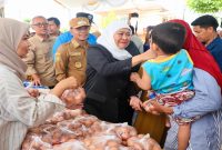 Warga memadati pasar murah Pemerintah Provinsi Jawa Timur di depan Perumahan Grand Kemayoran, Kabupaten Bangkalan, Senin (6/7), untuk memperoleh bahan pokok dengan harga terjangkau. (Foto Dok Ho/RadarBangsa.co.id)