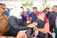 Ratusan warga memadati pasar murah yang digelar Pemerintah Provinsi Jawa Timur di depan Perumahan Grand Kemayoran, Kabupaten Bangkalan, Senin (6/7). (Foto Dok Ho/RadarBangsa.co.id)