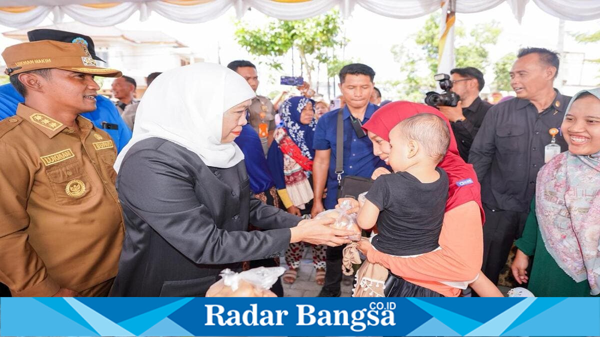 Ratusan warga memadati pasar murah yang digelar Pemerintah Provinsi Jawa Timur di depan Perumahan Grand Kemayoran, Kabupaten Bangkalan, Senin (6/7). (Foto Dok Ho/RadarBangsa.co.id)